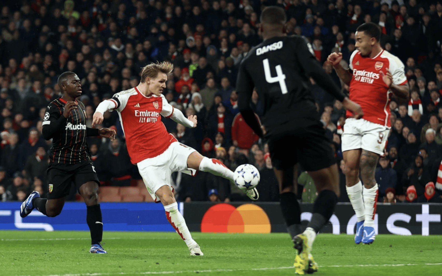 爱游戏在线-阿森纳门将精彩扑救，帮助球队逼平对手